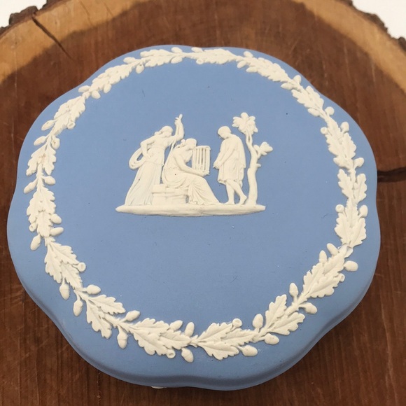 Wedgwood Blue Jasperware Lidded Keepsake/Trinket Box - Picture 2 of 15